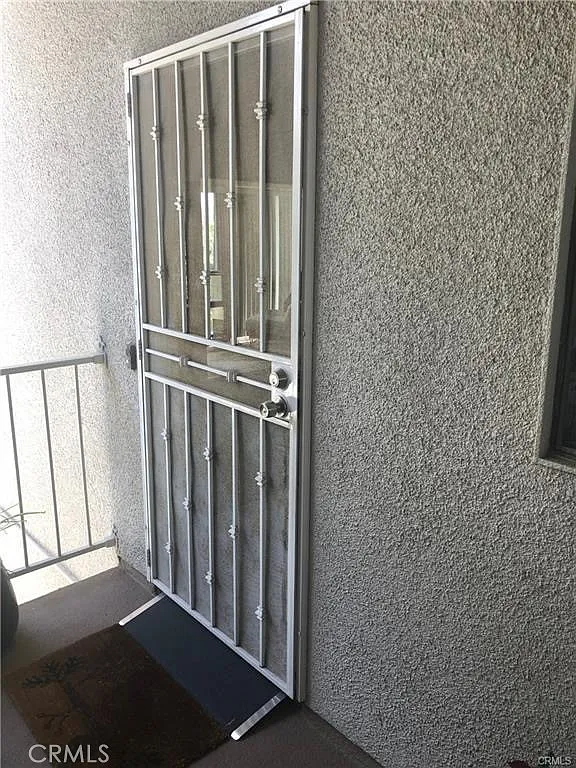 2 bed, 1000 sqft, $3,200 — Photo 2