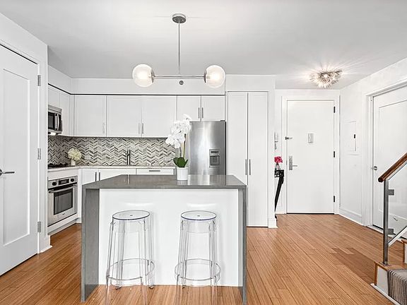 2nd image of 505 W 47th St #Penthouse 3