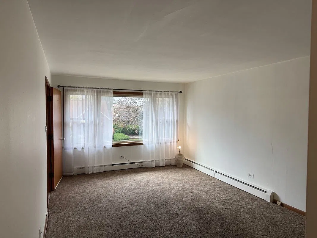 2 bed, 1.0 bath, 1056 sqft, $1,700 — Photo 2