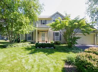 846 Royal Glen Dr, Cary, IL 60013