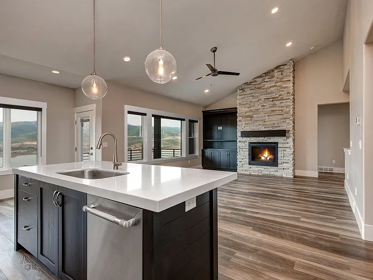 11091 N Shoreline Dr — Photo 2
