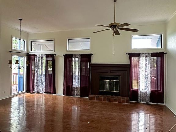 5th image of 15813 Dearborn St