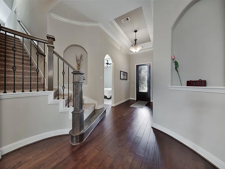 2718 Carriage Hollow Ln — Photo 2