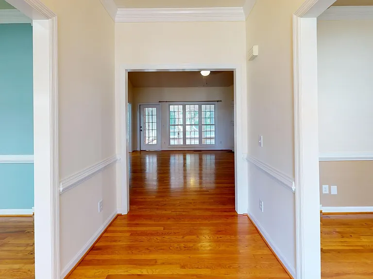 1140 Greenbriar Dr — Photo 2