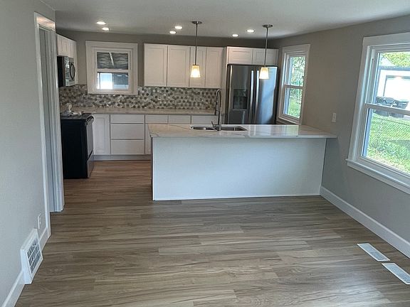 3rd image of 139 Mayville Ave #1