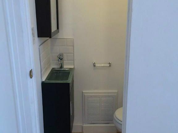 4th image of 3136 Greenpoint Ave APT 2R