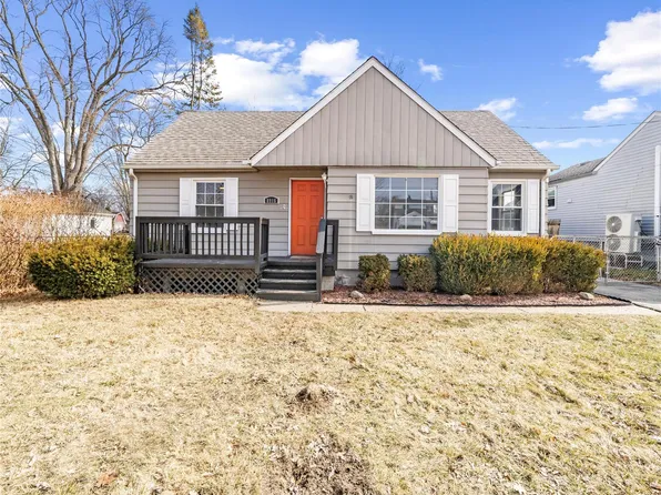8916 Deering St, Livonia, MI 48150
