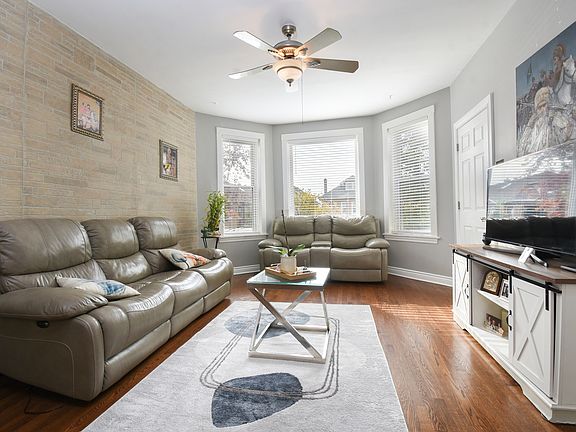 2nd image of 5832 W Cornelia Ave