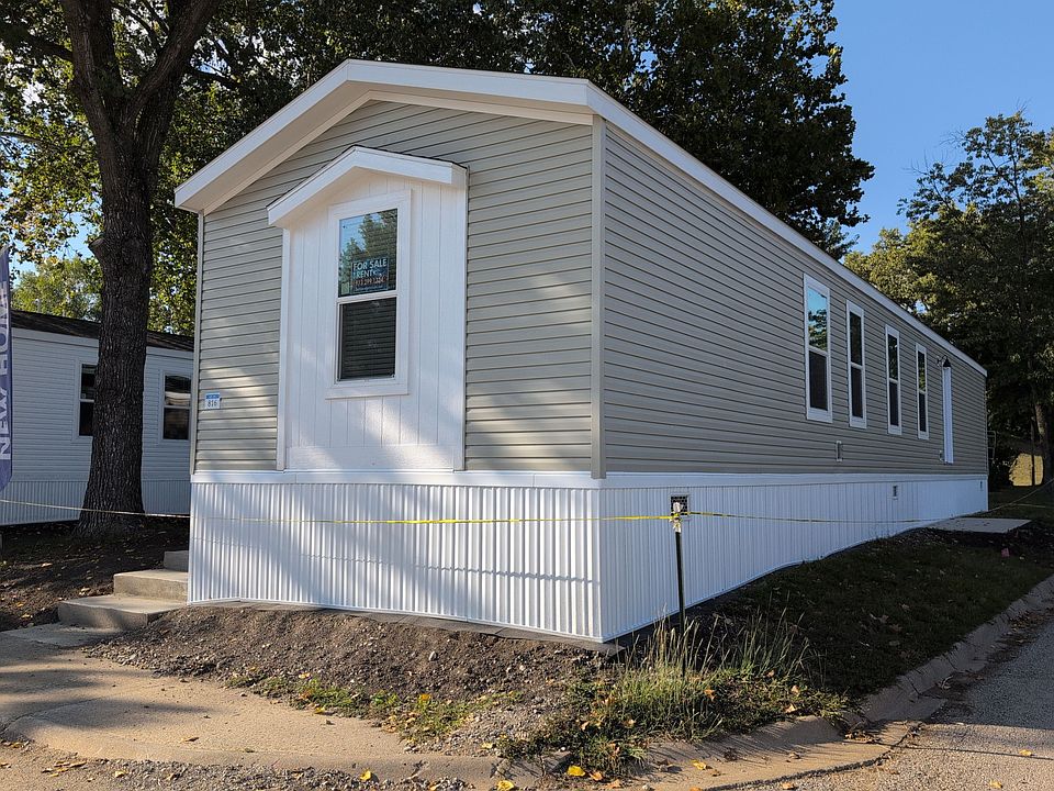 2nd image of 816 S 74th Pl