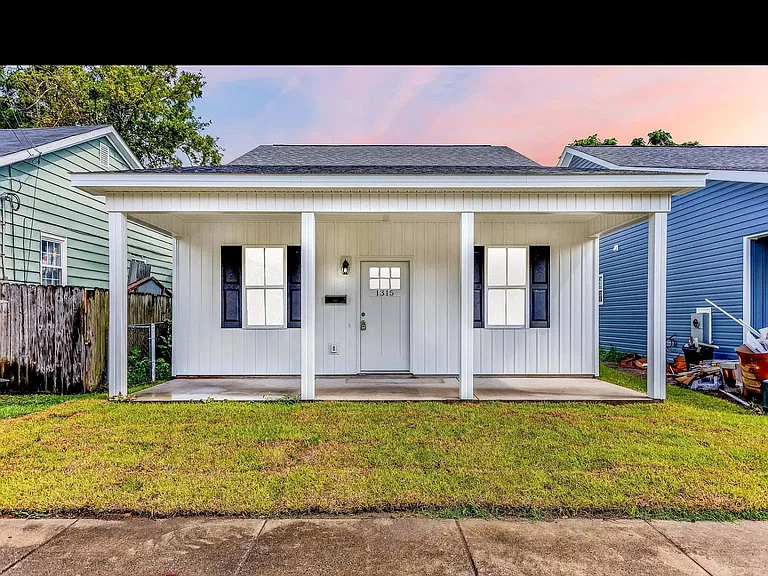 1317 Glenn St — Photo 1