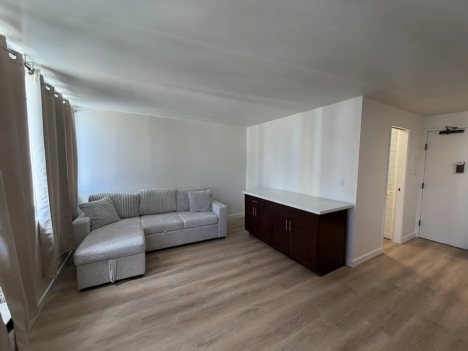 1560 Kanunu St #1105