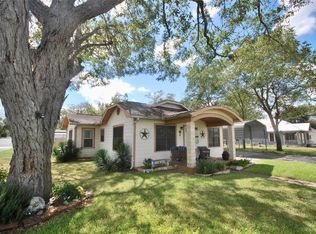 302 S Main St, Moulton, TX 78956