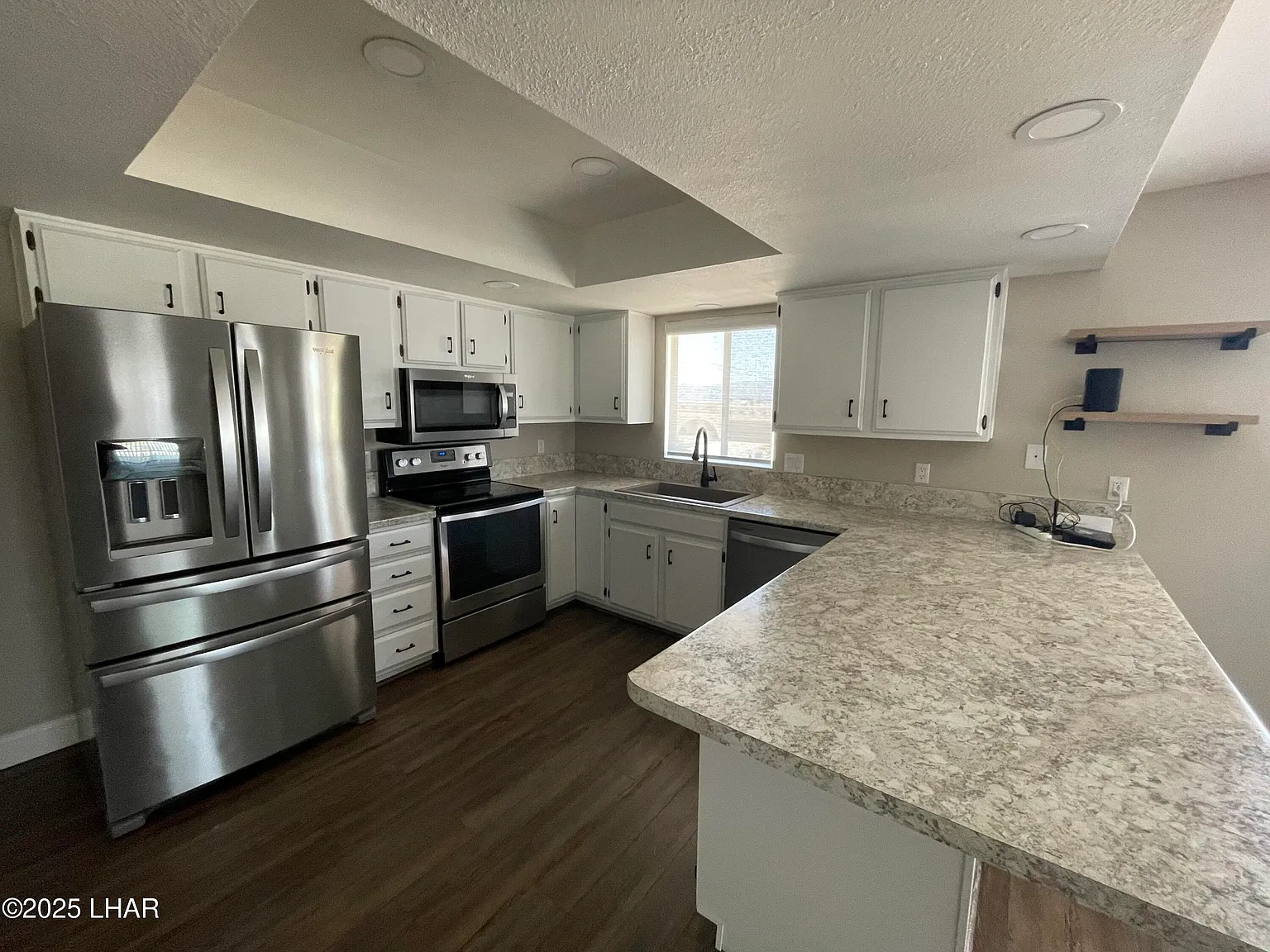 3 bed, 2.0 bath, 1500 sqft, $1,825 — Photo 2