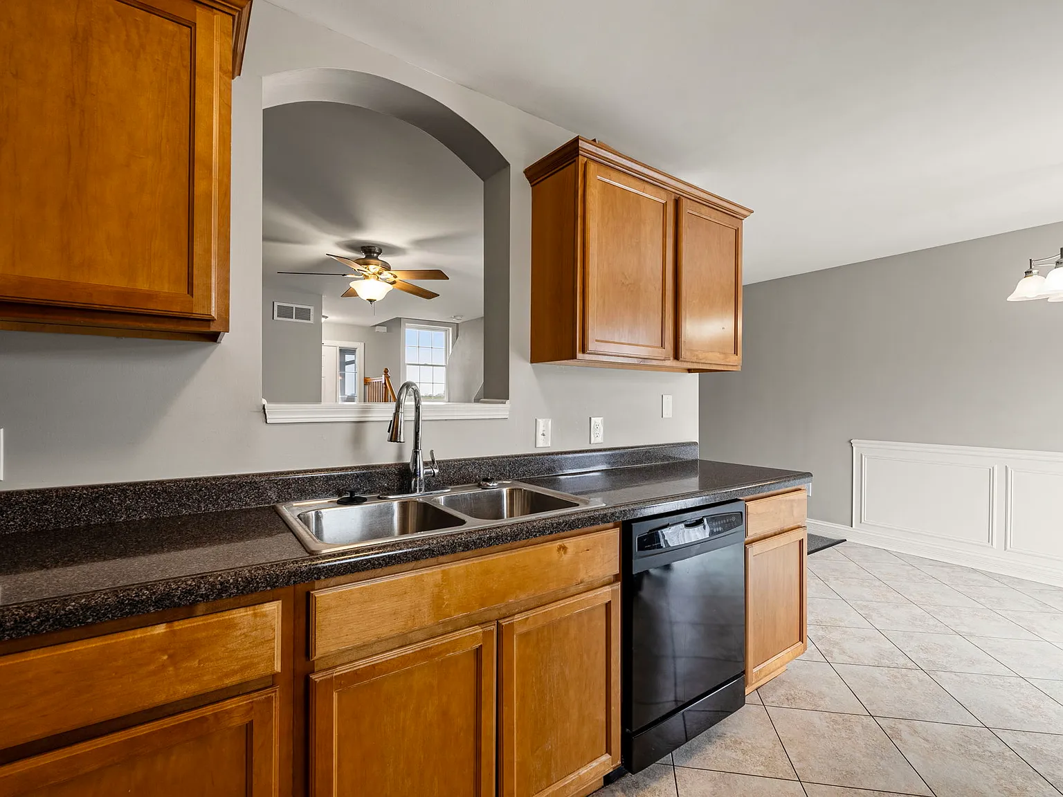 412 N Grainger Ln — Photo 3