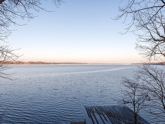 5th image of 544 Lakeshore Dr N