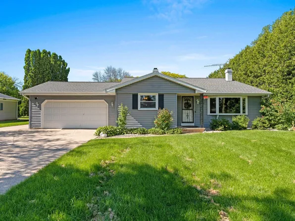 2892 Sheldon Dr, Oshkosh, WI 54904