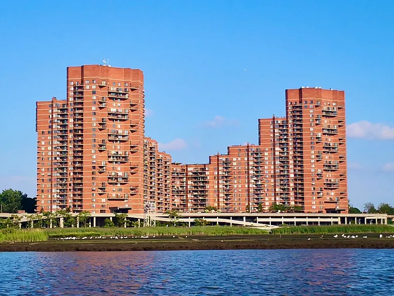 1434 Harmon Cove Tower — Photo 24