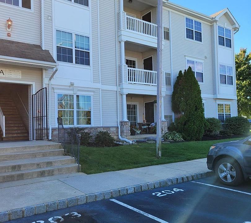 1st image of 9 Highbridge Ln #9