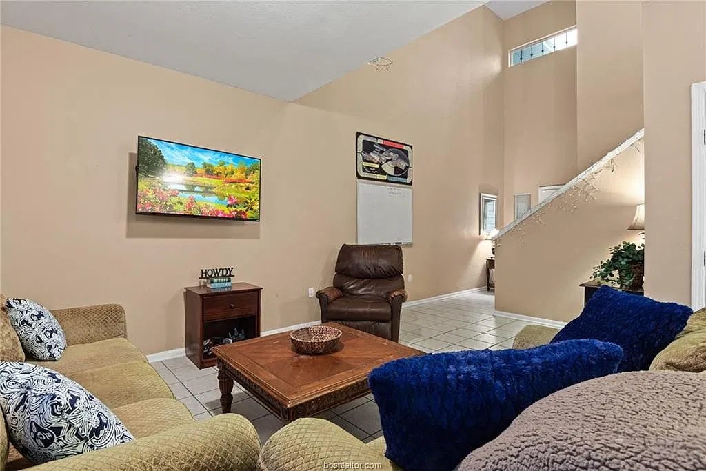 4 bed, 2.5 bath, 1650 sqft, $2,100 — Photo 4