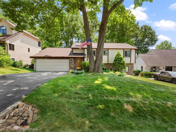 5135 Virgie Ln, West Bloomfield, MI 48324