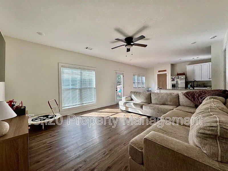 3 bed, 2.0 bath, 1456 sqft, $2,000 — Photo 3