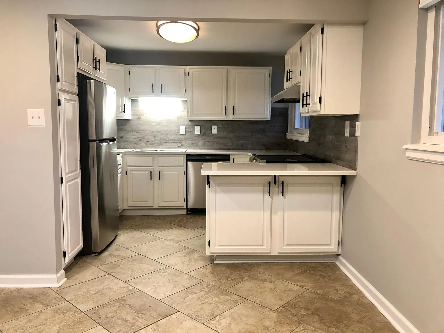 3 bed, 1602 sqft, $2,400 — Photo 4