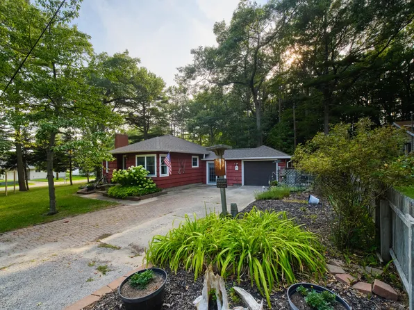 3374 Maplewood Ave, Manistee, MI 49660