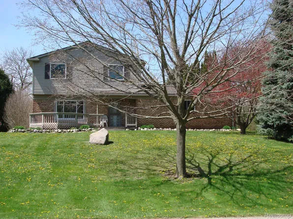 3818 Hi Dale Dr, Lake Orion, MI 48360