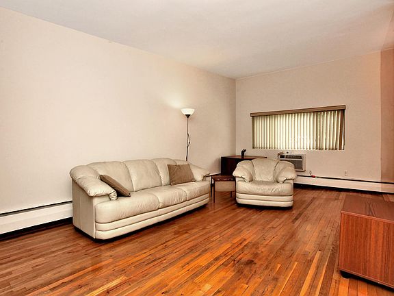 2nd image of 125 Hempstead Garden Dr #L2a