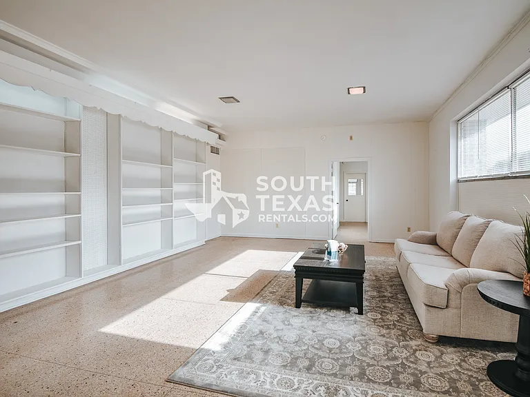 305 N Laurent St — Photo 3