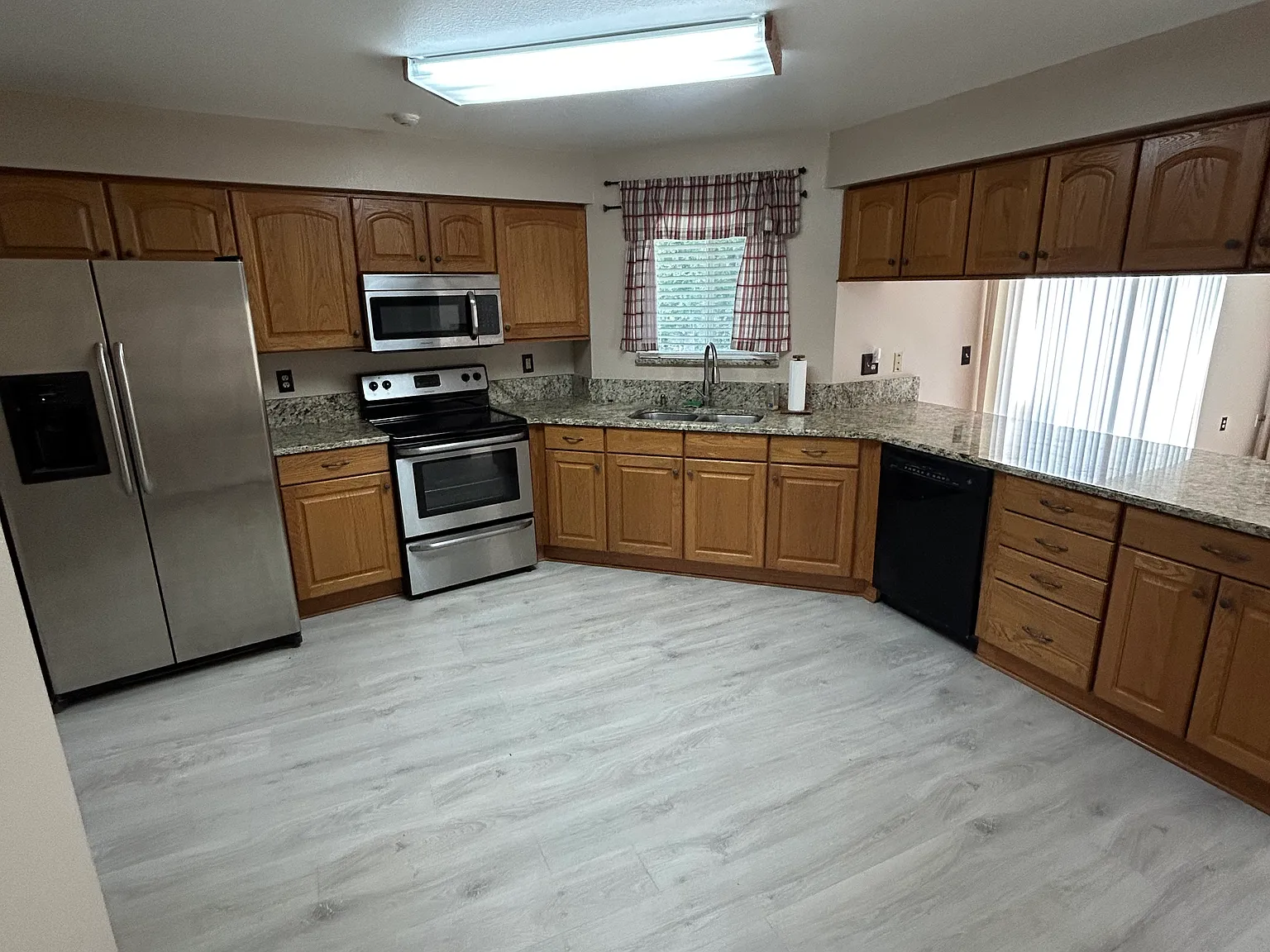 3 bed, 1710 sqft, $2,450 — Photo 3