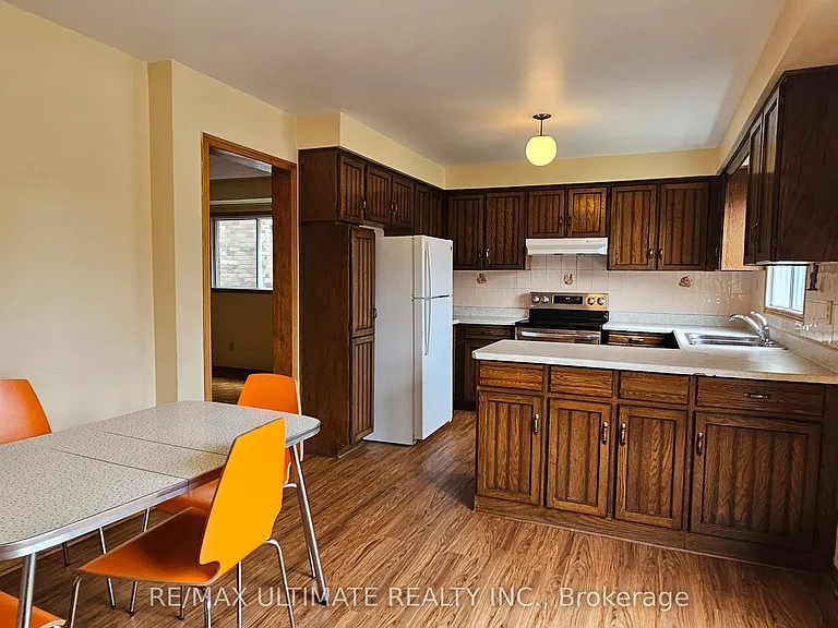 1282 Dexter Cres #MAIN FLOOR — Photo 3