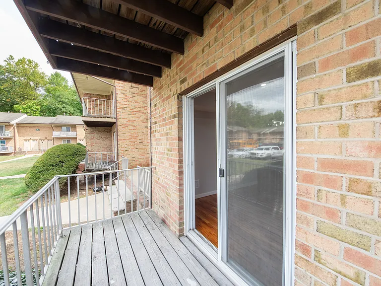 River Edge Apartments — Photo 8