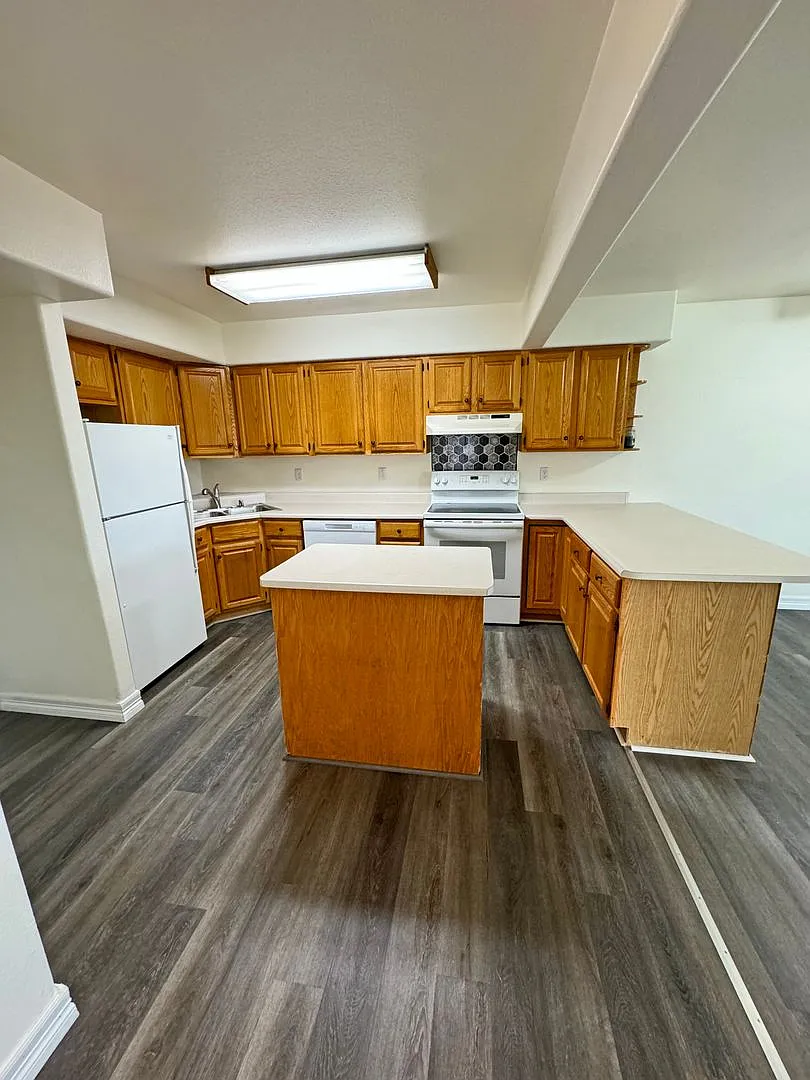 Elbow Dr W 228-230 — Photo 4