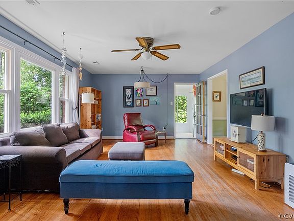 3rd image of 9064 Edgewater Cir