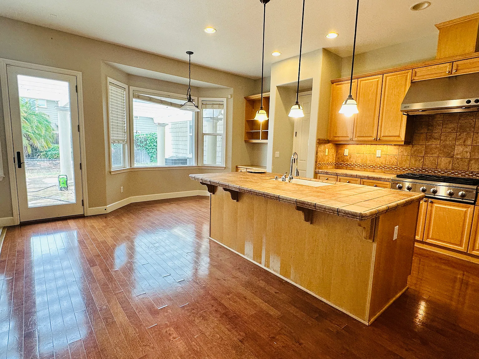 4 bed, 2.5 bath, 2902 sqft, $3,450 — Photo 3