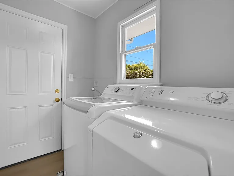 325 W Le Roy Ave — Photo 50
