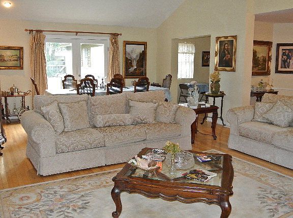 2nd image of 1184 Parkwood Pl