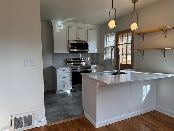 4th image of 976 Center Ave