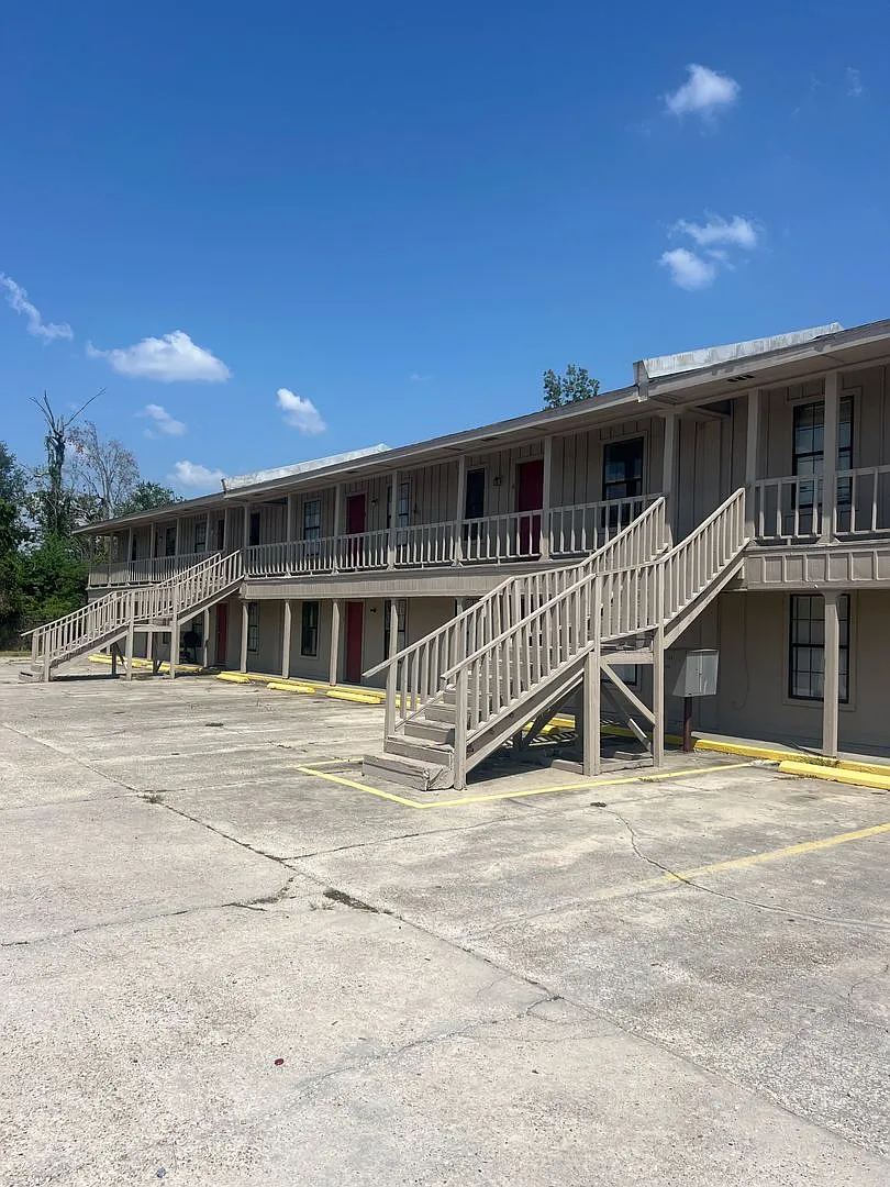 Sulphur- 1 Bedroom 1 Bath Apartment — Photo 1