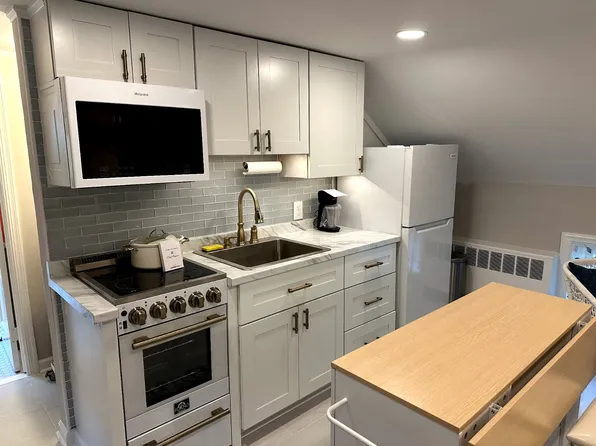 11 Edgecumb Rd, West Milford, NJ 07480