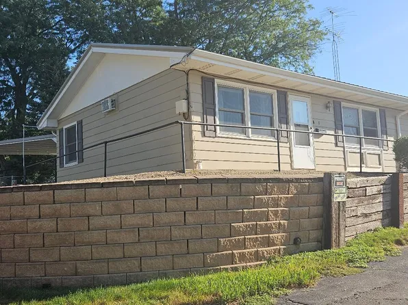 1306 10th Ave, Belle Plaine, IA 52208