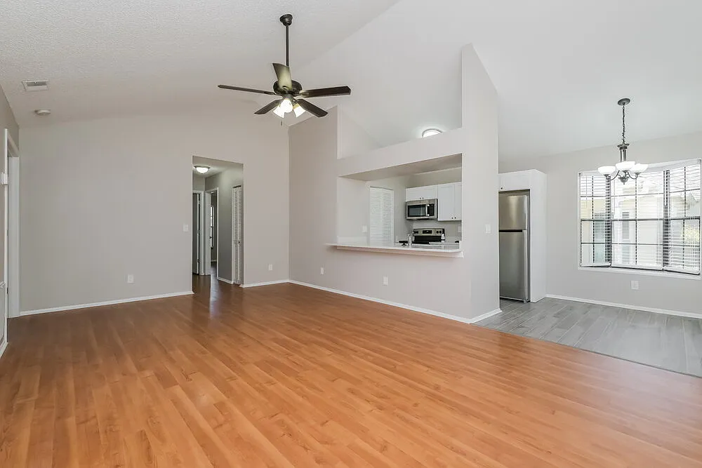3 bed, 2.0 bath, 1066 sqft, $2,315 — Photo 4