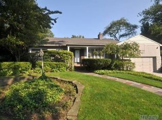 6 Hargale Ct, Rockville Centre, NY 11570