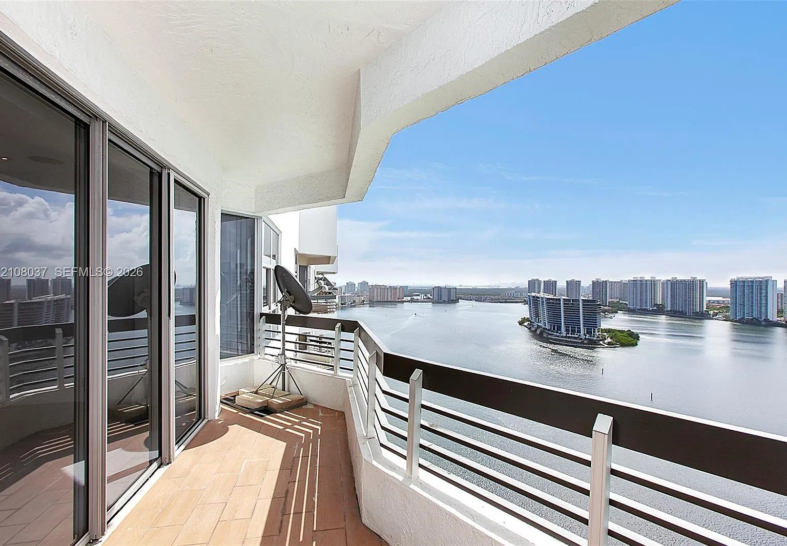 Mystic Pointe Condo No Th — Photo 2