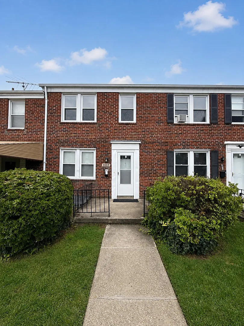 Charming 3-Bedroom Rowhome with Finished Basement — Photo 1