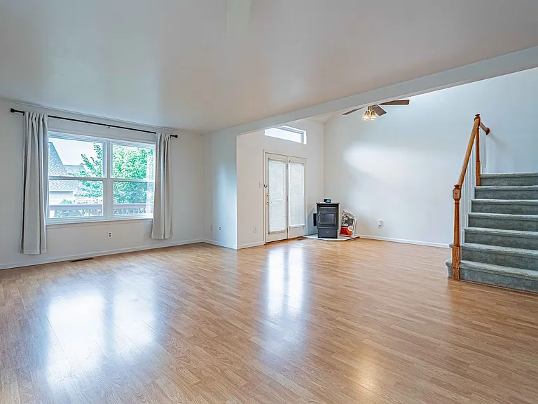 323 Surrey Pl — Photo 30