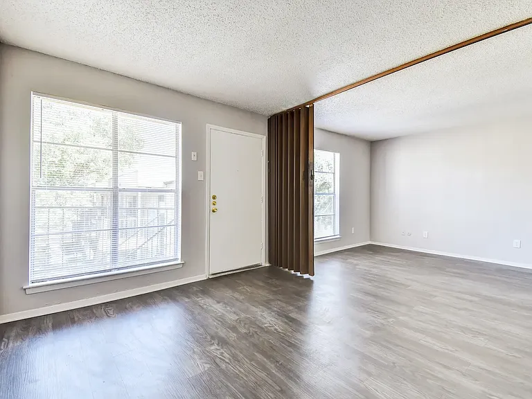 Oak Park Apartments — Photo 6