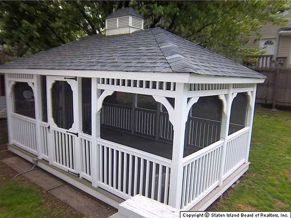 5th image of 444 Purdy Ave