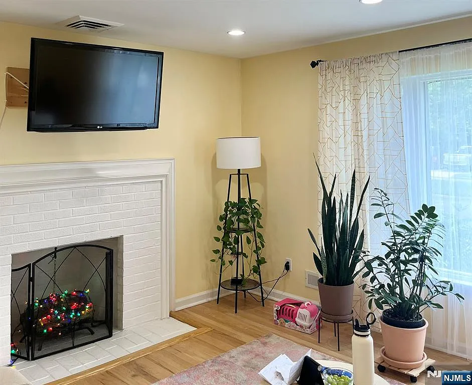 4 bed, 2.5 bath, $4,800 — Photo 2